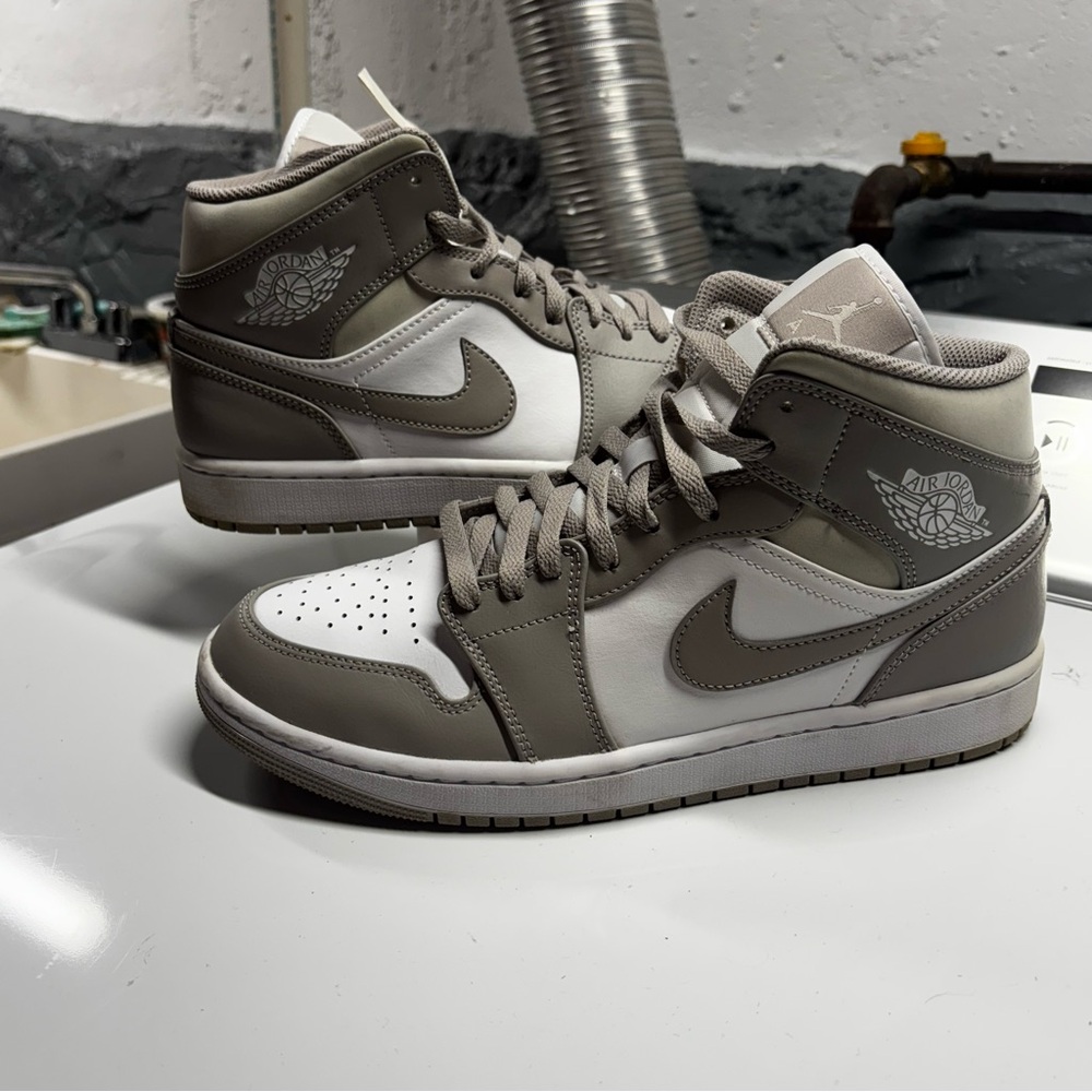 Air Jordan 1 Mid Linen